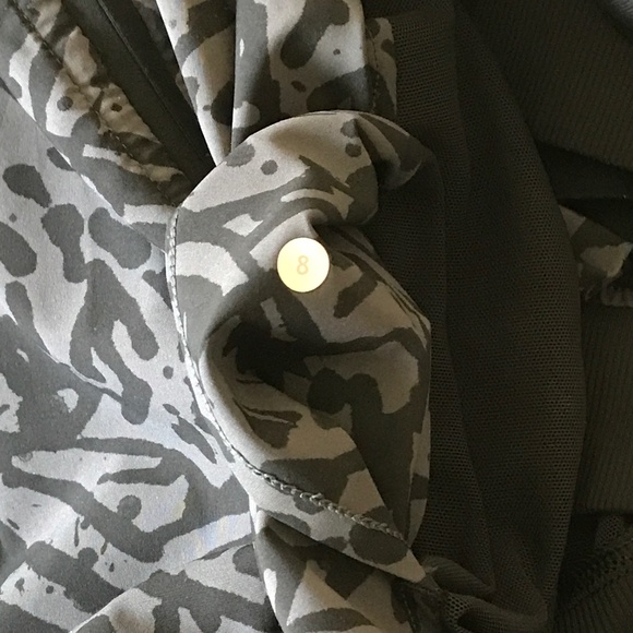 Lululemon Noir Jacket Sz 8 Lightweight, Thumbholes, Mesh, Black Animal Print - Picture 12 of 14